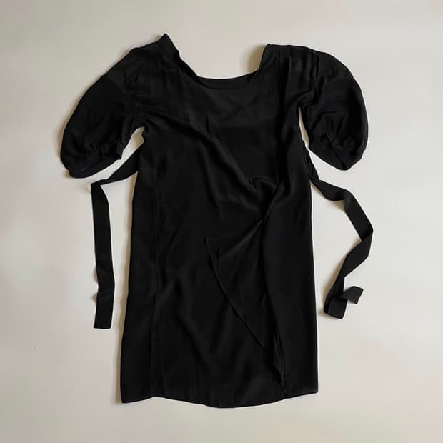 프라다 백 리본 반팔 블라우스