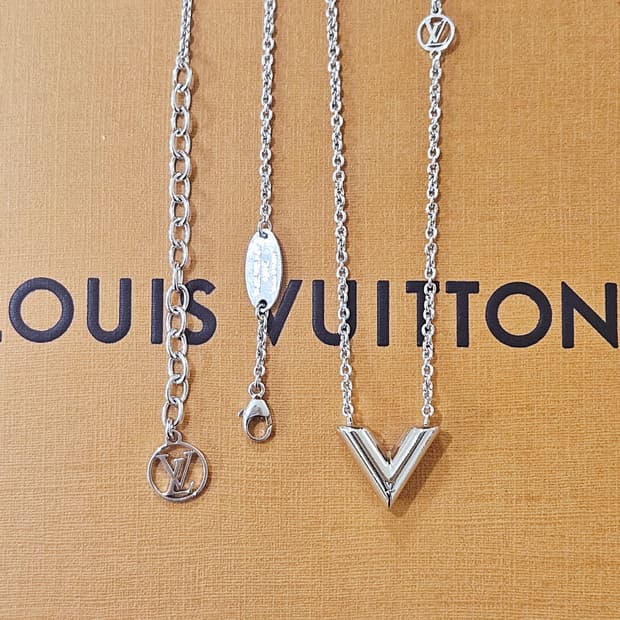 루이비통 에센셜 V목걸이 실버 신형 [정품]