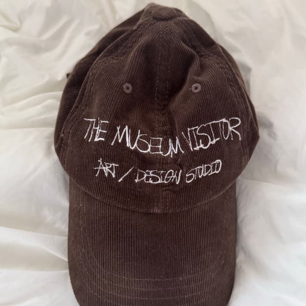 더 뮤지엄 비지터 볼캡 코듀로이 브라운