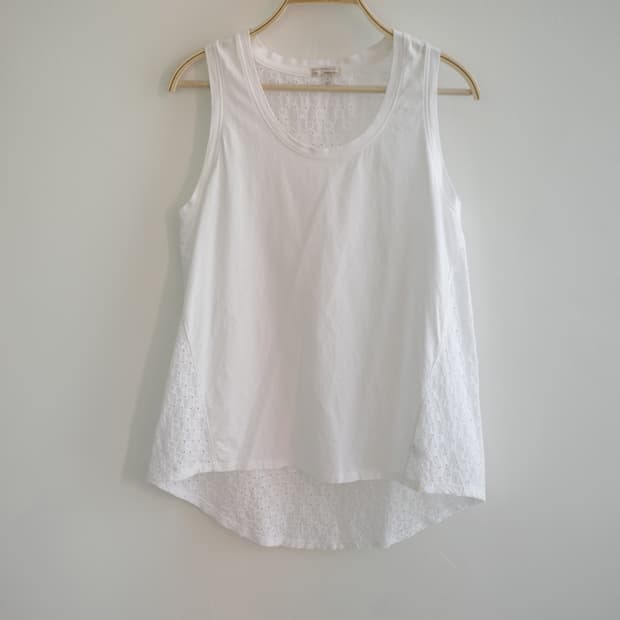 gap 
• 화이트 자수 나시