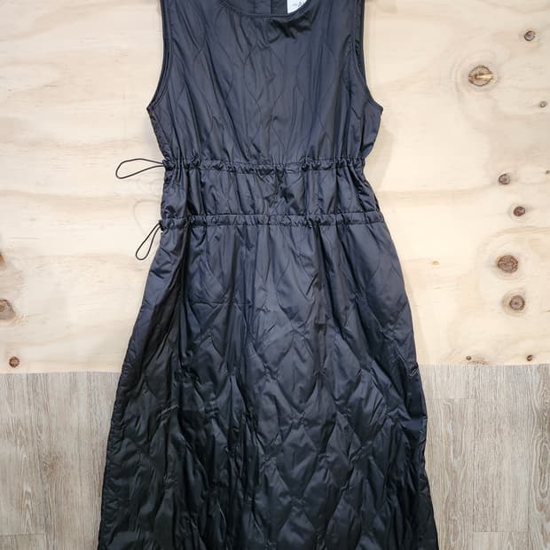 588) 더엣지 구스 퀼팅 민소매 롱 원피스