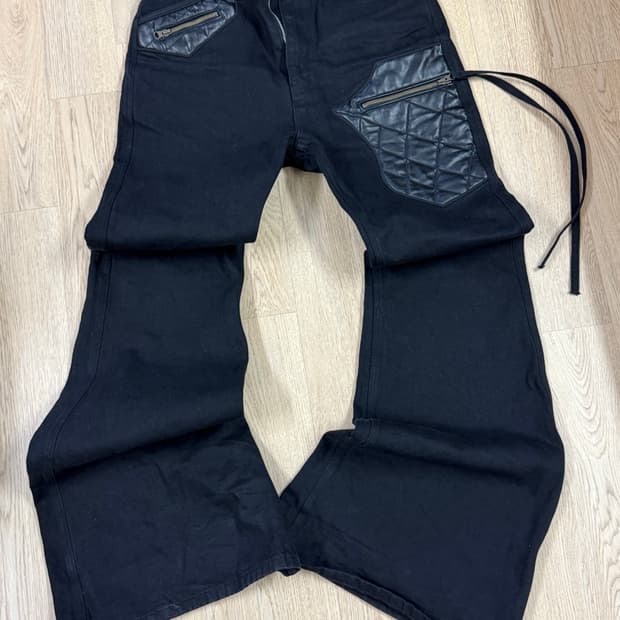 에모스탠스클럽 레더패치 플레어팬츠 1사이즈