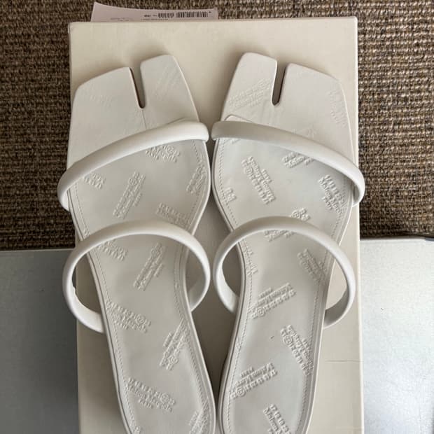 메종마르지엘라 2020 s/s 타비 화이트 샌들