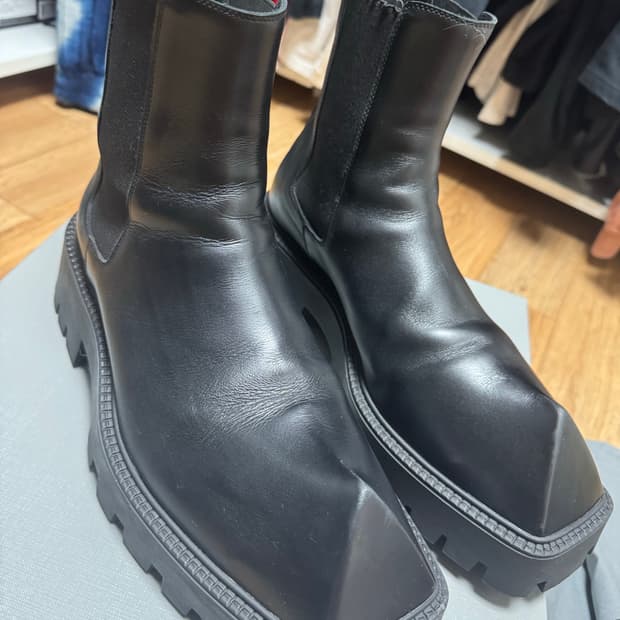 발렌시아가 라이노 부츠 팝니다