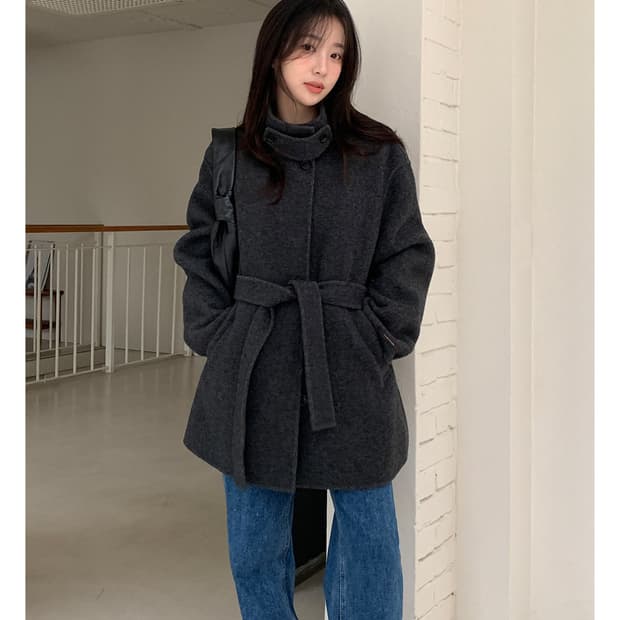 [에드모어] 헤이즈 부클 울 하이넥 핸드메이드코트 하프코트 하객룩