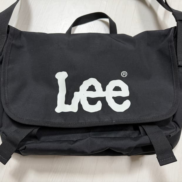 Lee 검정 메신저백