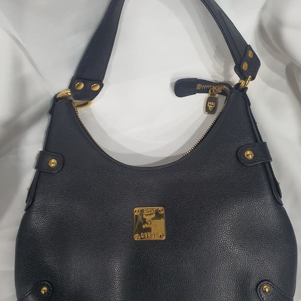 MCM 블랙 가죽 숄더백(정품)