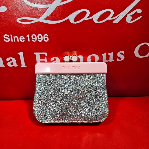 미우미우(MiuMiu) 글리터 키스락 파우치 지갑