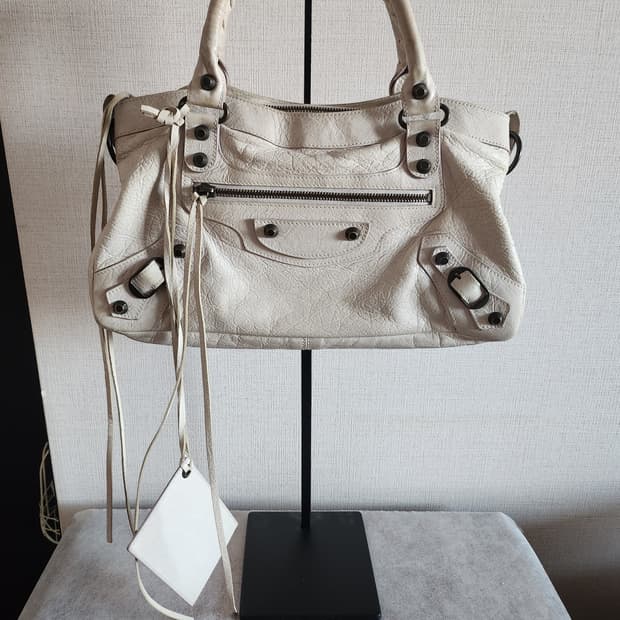 발렌시아가 모터퍼스트 크림색상