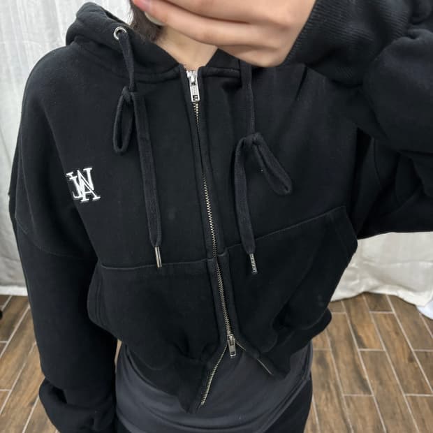 우알롱 시그니처 크롭 투웨이 후드 집업 블랙