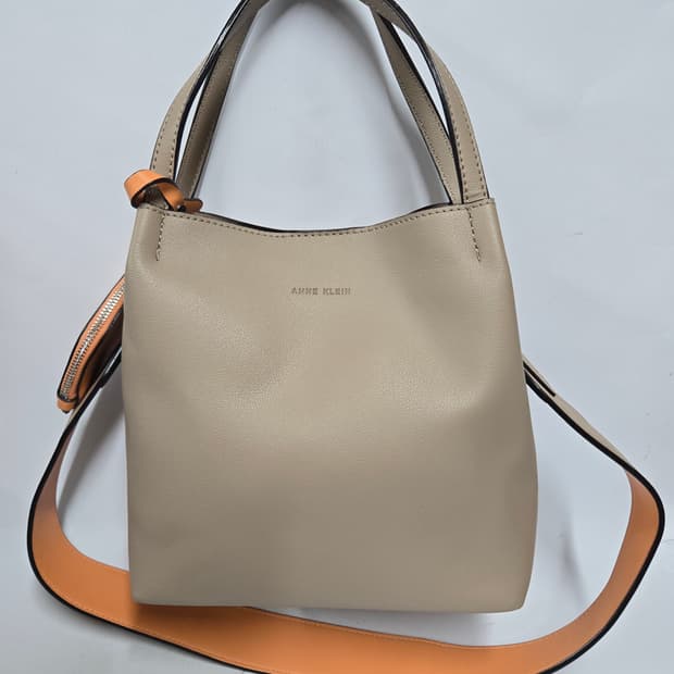 앤클라인 베이지 토트백 겸 크로스백