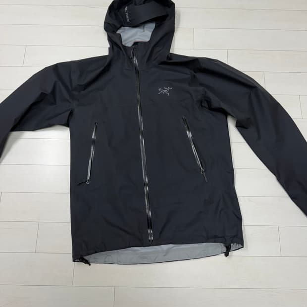 아크테릭스 베타 L 사이즈 블랙  상태가 마지막 사진 목쪽 이염 외에  