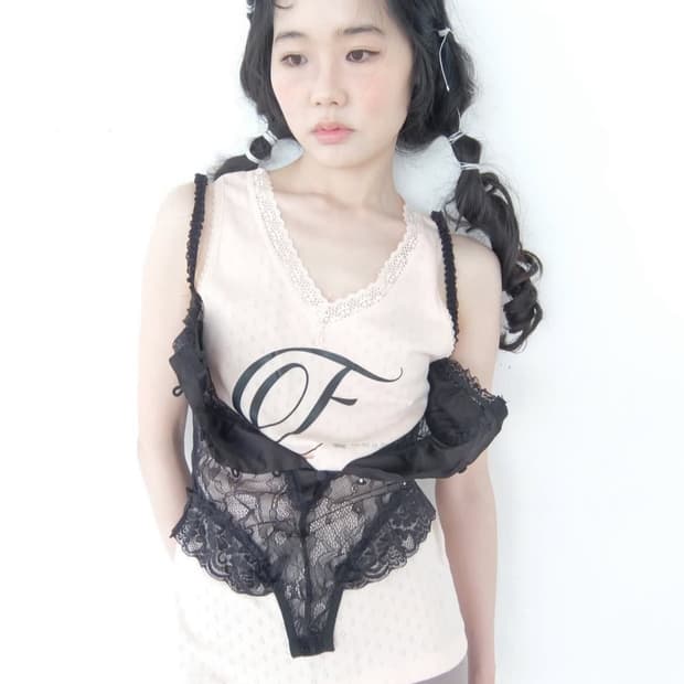 샵페어리 F letter lace sleeveless