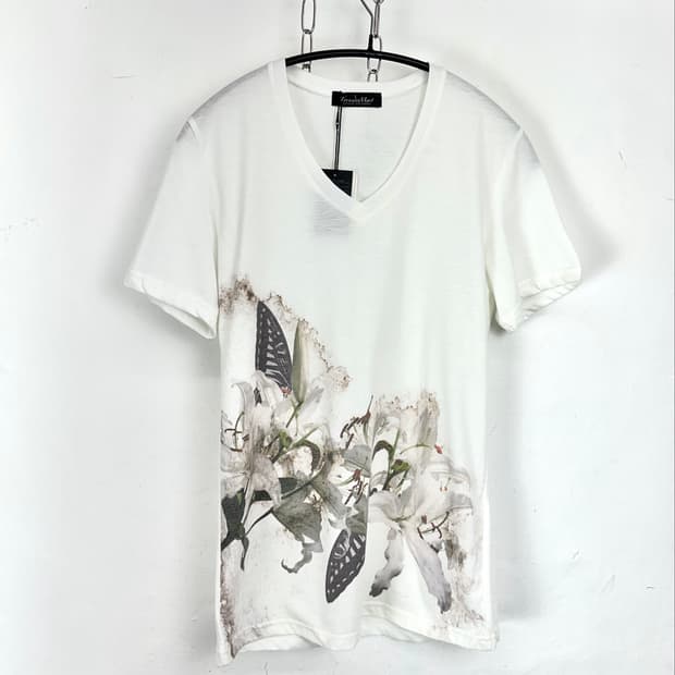 Tornado Mart Lily Butterfly Graphic V-Ne