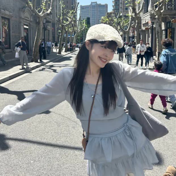 아우로 프릴 블라우스 셋업 페일블루