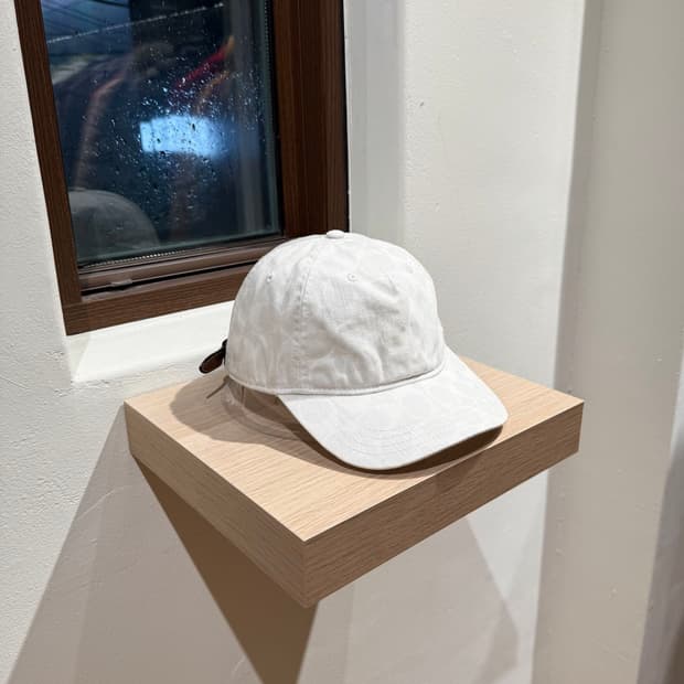 코치 화이트 로고 볼캡 