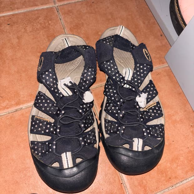 킨 땡땡이 샌들 240