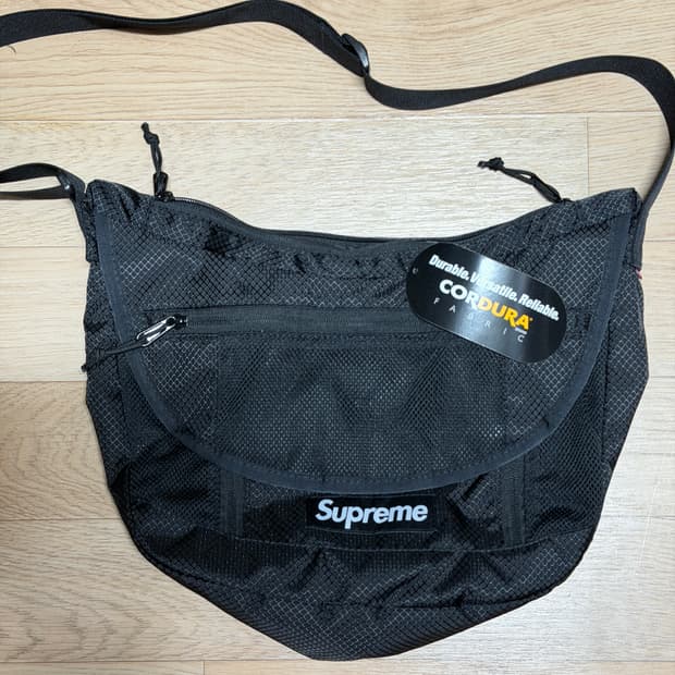 슈프림 스몰 메신저백 블랙 22SS