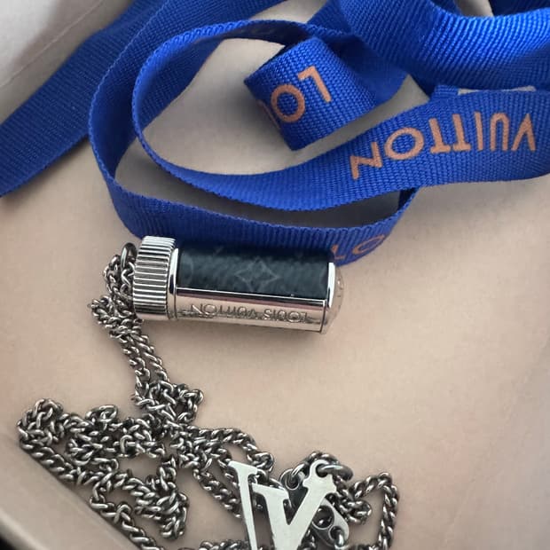 루이비통 모노그램 이클립스 참 목걸이(남성)