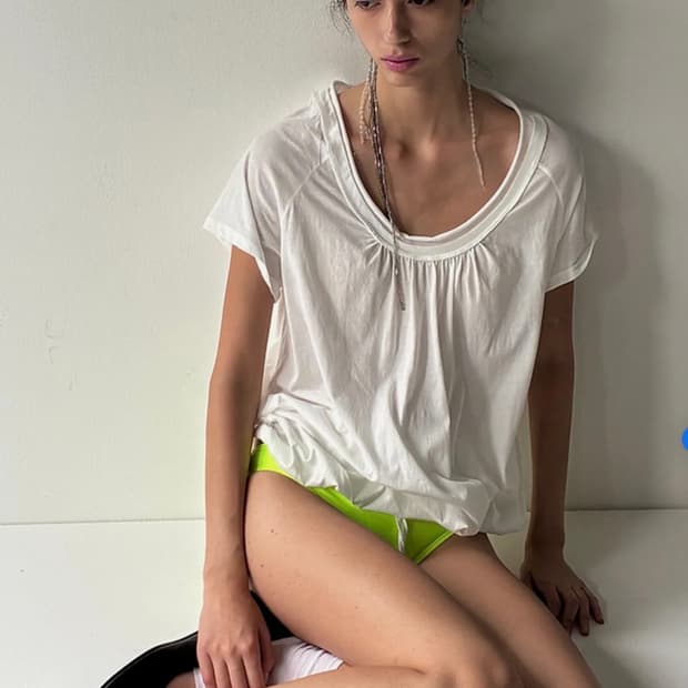 세릭 Round Drawstring Hem Top _ White