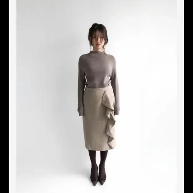 러플 애쉬 베이지 스커트
