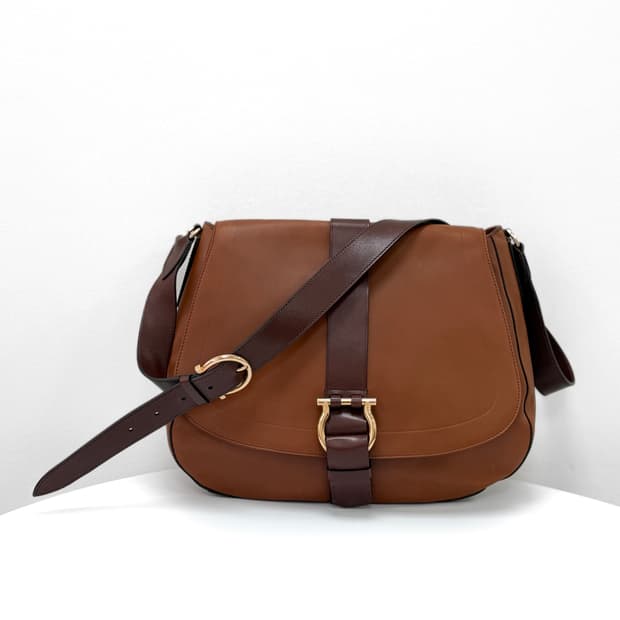 페라가모 간치니 버클 레더 크로스백