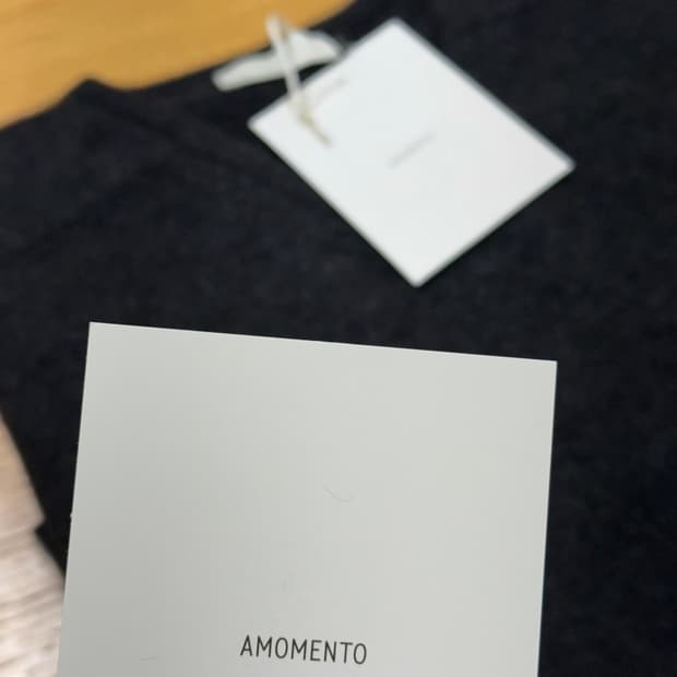 아모멘토 라쿤 브이넥 니트 m