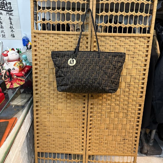 정품 펜디 주카 퀼팅 롤 쇼퍼백 팝니다