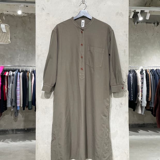 마가렛 호웰 카키 차이나 카라 하프 버튼 코튼 롱 원피스