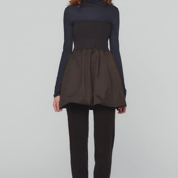 아모멘토 셔링 플레어 미니 스커트 블랙