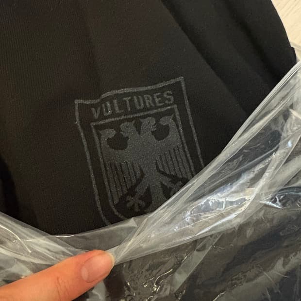 이지 벌처스 박스 티셔츠 블랙 (벌처스 리스닝 익스피리언스 코리아)