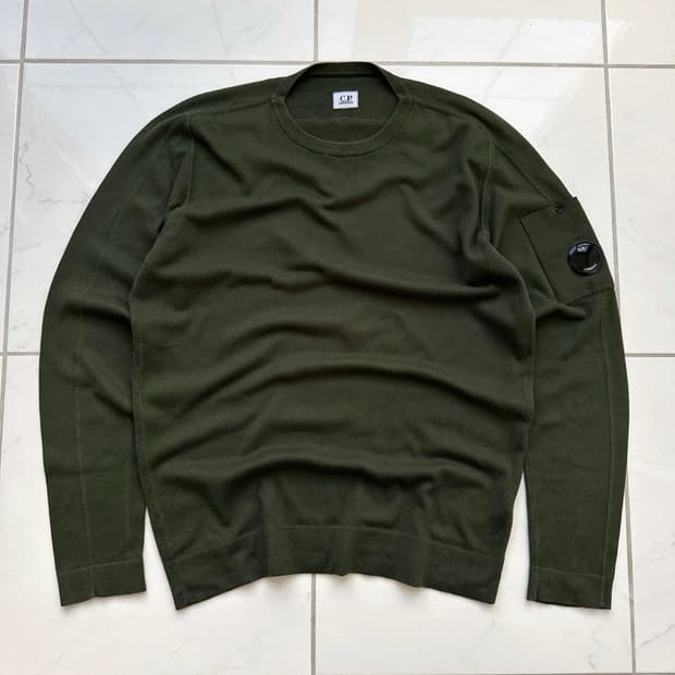 C.P. 컴퍼니 램스울 크루넥 렌즈 스웨터