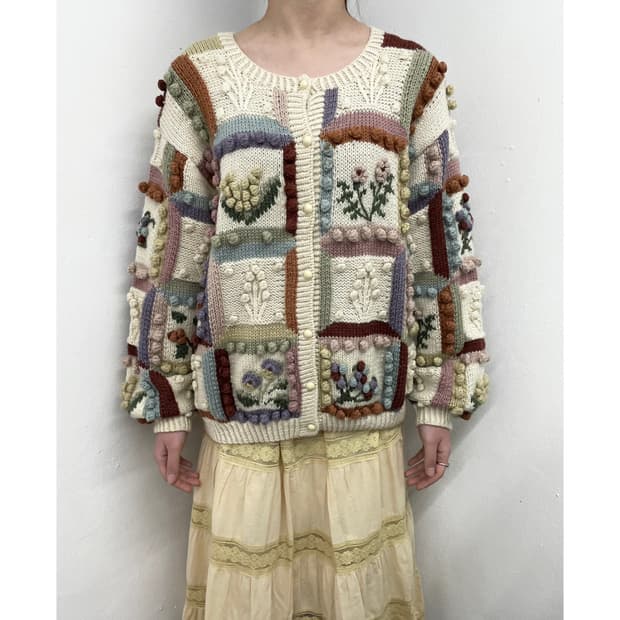 모리 자수 디테일 폼폼 가디건