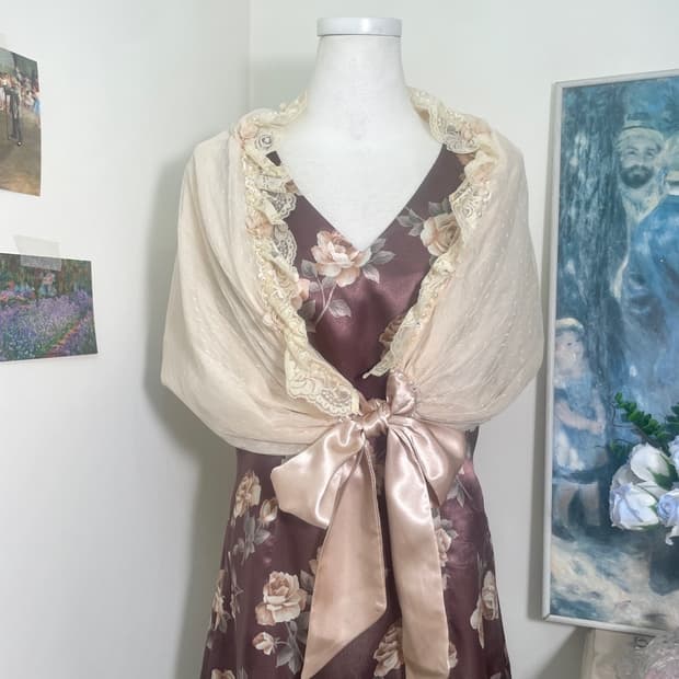 AXES FEMME lace trim bow point cape