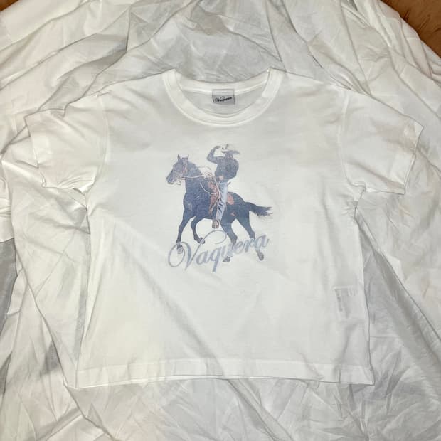 바퀘라 화이트 카우보이 그래픽 반팔 티셔츠