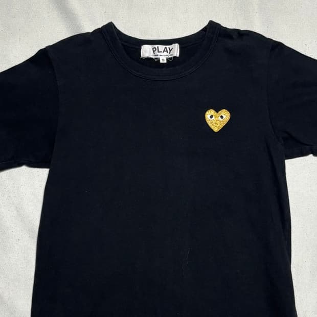 S 꼼데가르송 여성용 골드하트와펜 블랙 반팔 티셔츠