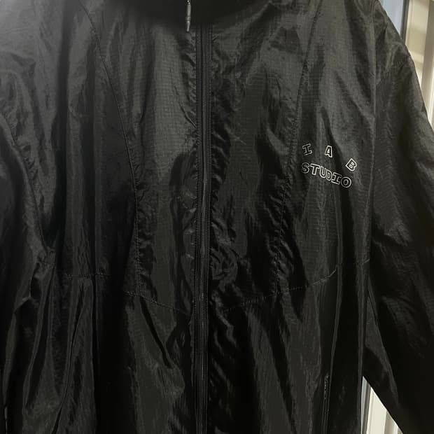 IAB 스튜디오 바람막이