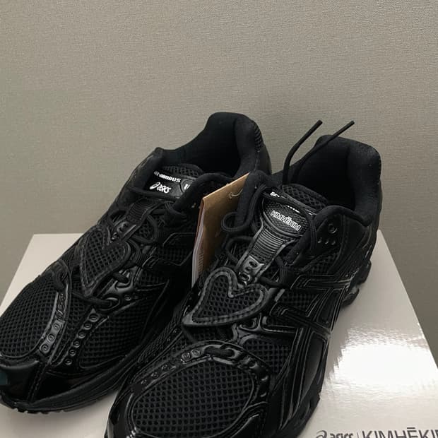 아식스 x 김해김 젤 님버스 10.1 블랙 235 사이즈 판매합니다.