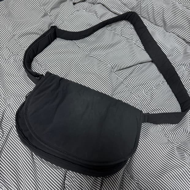 마지언타이틀 s러너백 블랙