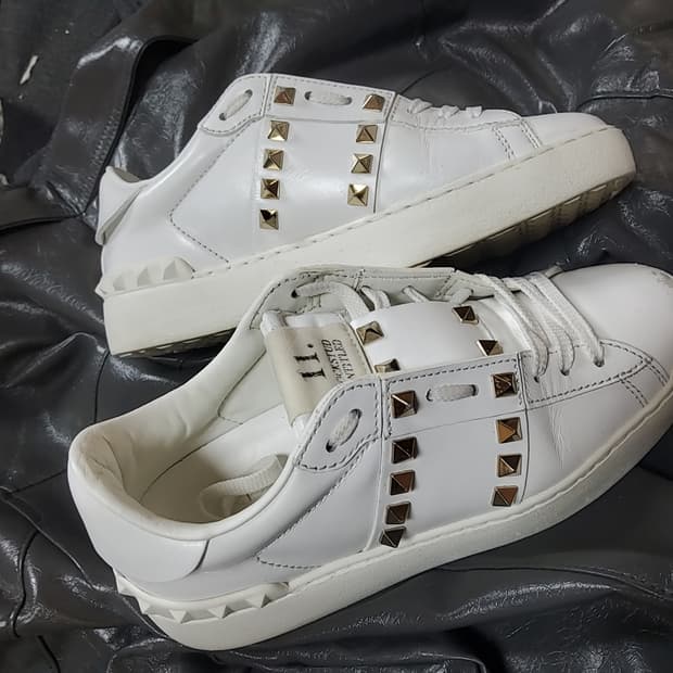 발렌티노 가라바니 언타이틀드 락스터드 스니커즈 235