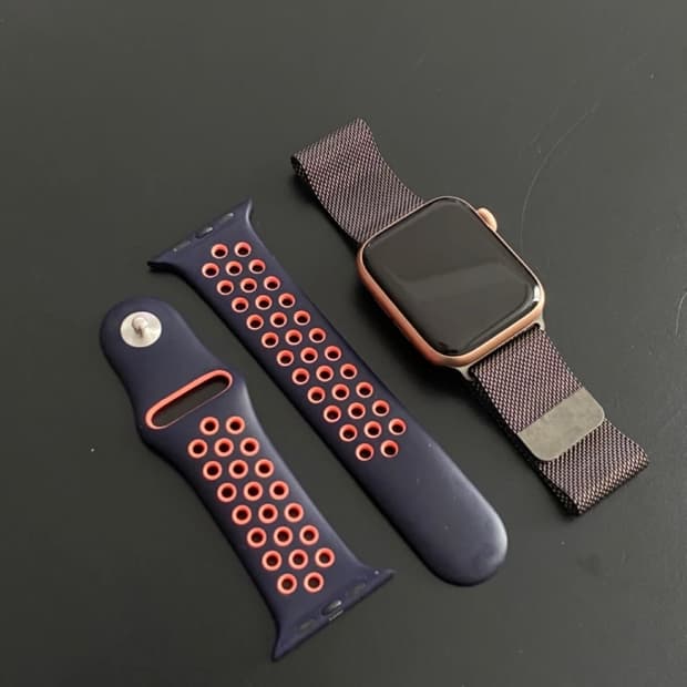 애플워치6 44mm + 정품 스트랩 2종 (배터리 성능 86%)