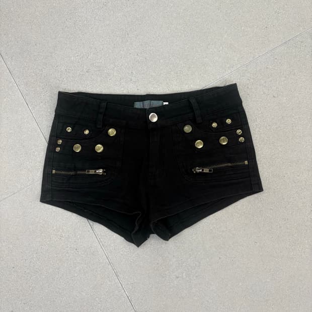 블랙 스터드 지퍼 숏츠
