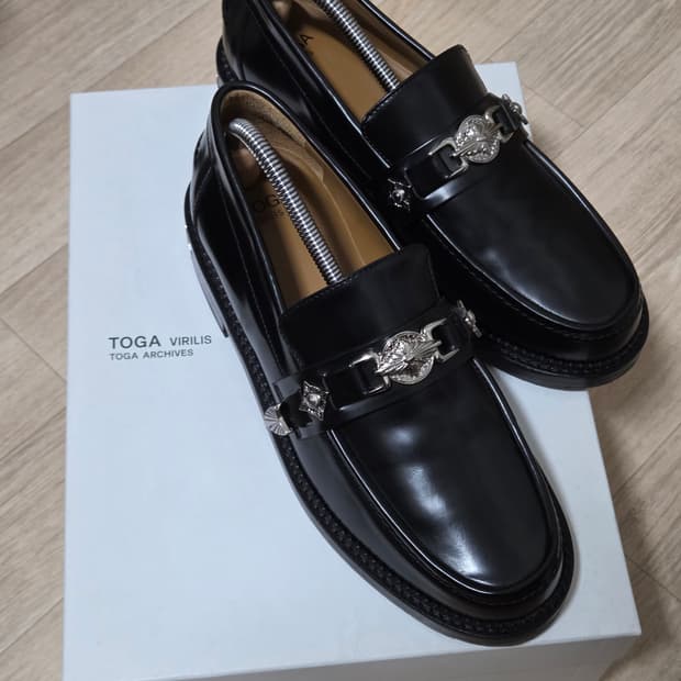 [42] Toga Virilis_Metal Loafer Black