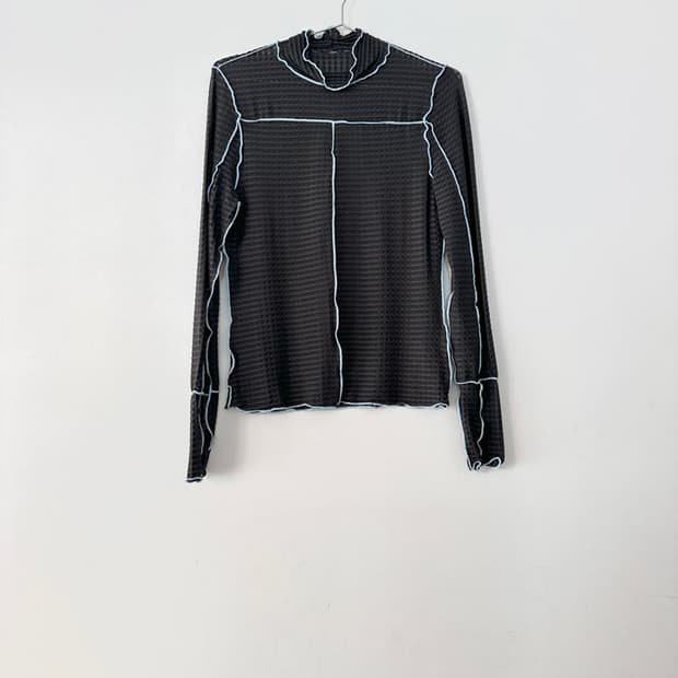 Check high neck trimming top / charcoal
