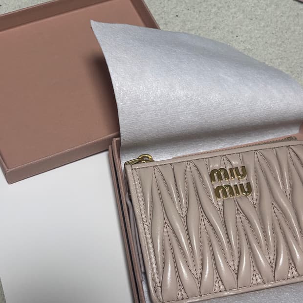 미우미우 마테라쎄 카드지갑