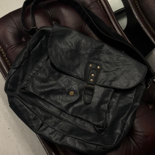 레더 스터드 크로스백 