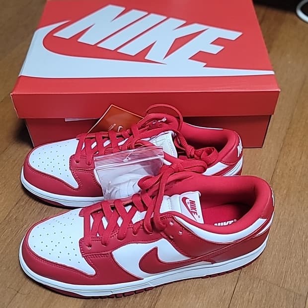 나이키 덩크 로우 SP 화이트 앤 유니버시티 레드 2023 /275