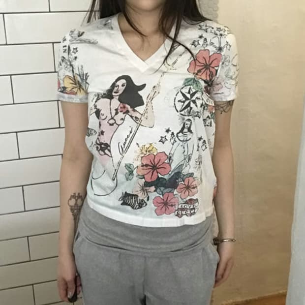구찌(Gucci) 시그니처 그래픽 프린팅 브이넥 반팔 티셔츠