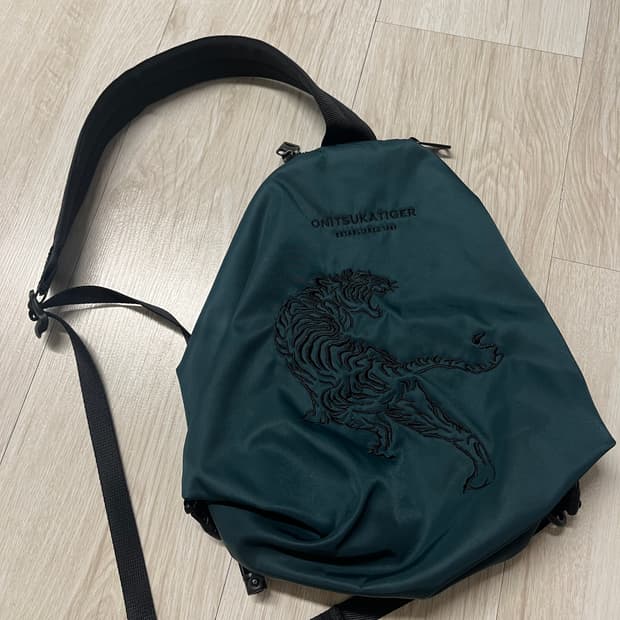 오니츠카타이거 드로우스트링 슬링백 다크그린 가방