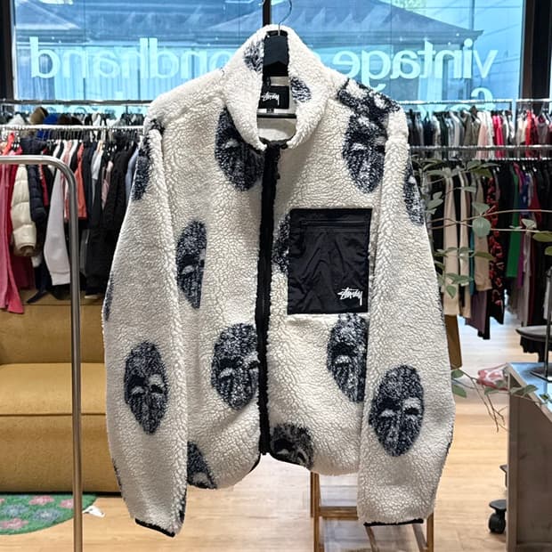 스투시 화이트 마스크 자카드 쉐르파 플리스 자켓